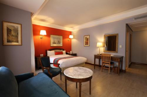 卡萨布兰卡勒斯赛宜斯昂斯酒店的酒店客房,配有床和沙发