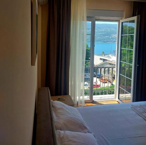 赫尔采格诺维Vila Oliva的酒店客房设有一张床和一个大窗户
