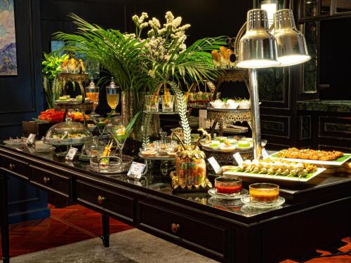 曼谷阿卡拉酒店的餐桌上的自助餐,包括许多不同的食物
