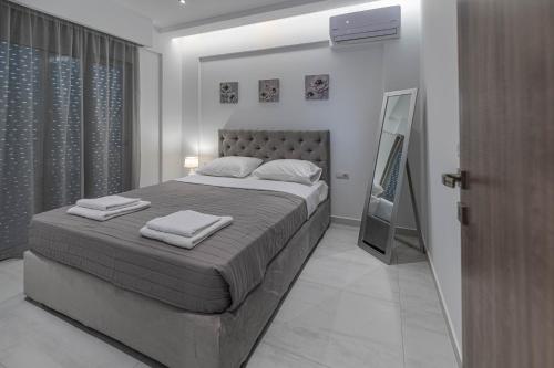 拉多斯Demiani House的一间卧室配有一张床、镜子和电视