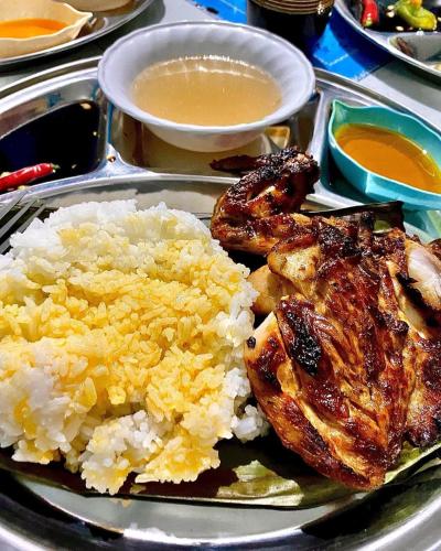 TubigonBossing Inasal的饭,鸡和其他食物的盘子