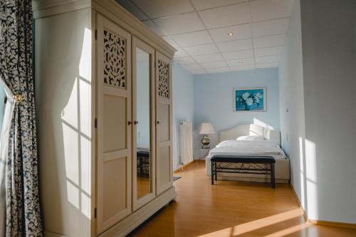 希尔德斯海姆Hotel Stadtresidenz的一间卧室配有一张床,一扇门设有窗户