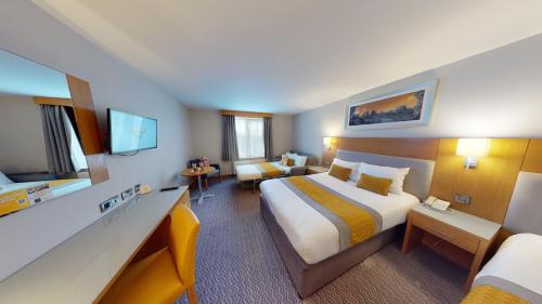 波特劳伊斯波特劳伊斯玛德文酒店的酒店客房设有一张大床和一张沙发。