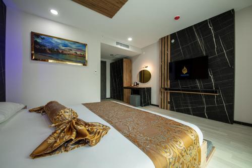 特拉布宗Air Barbaros Hotel Trabzon的一间卧室设有一张大床和淋浴