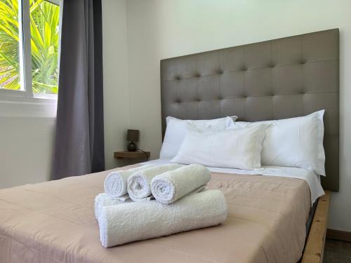 西尔韦斯Quinta da Joia的一间卧室配有一张大床和毛巾