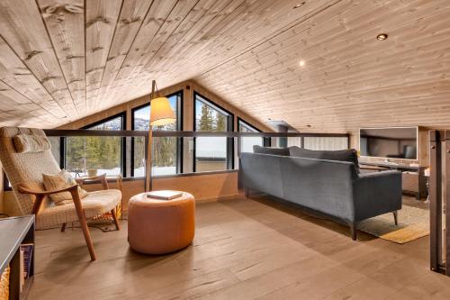 贝特斯托尔Private Room in Beautiful Mountain Home w/ Sauna的带沙发、椅子和窗户的客厅
