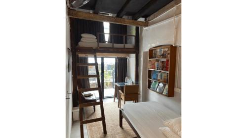吉隆坡Mingle Highstreet的一间卧室配有一张床和一张书桌