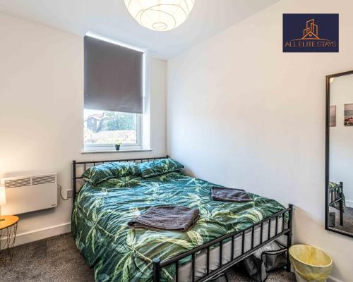 利物浦Swan House Apartment 4 - 1 Bed Apartment - Sleeps up to 4 - Free Parking - Liverpool - close to city centre - By ALL ELITE STAYS的一间卧室设有一张床和一个窗口