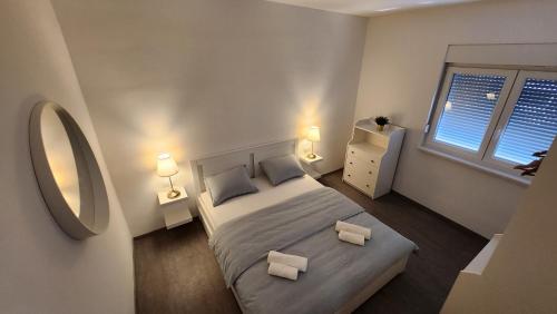 塞尔察Hidden Sunset的一间卧室配有一张床、两盏灯和一面镜子