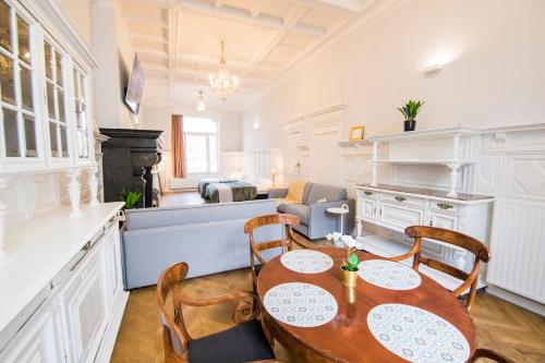 布鲁塞尔Smart Appart - Gare Du Midi的厨房以及带桌椅的起居室。