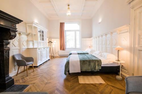 布鲁塞尔Smart Appart - Gare Du Midi的一间卧室设有一张大床和一个窗户。