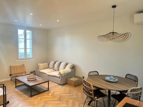 戛纳Maison de Ville Cannes Centre的客厅配有沙发和桌子