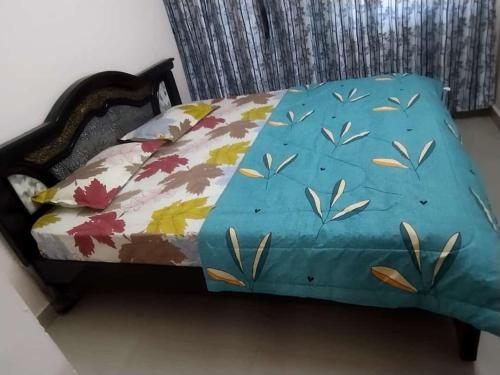 蒂鲁帕蒂P. G. REDDY HOME STAY的一张带绿叶的蓝色床
