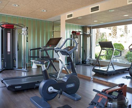 阿尔梅利马阿尔高尔夫球马尔魅力马尔酒店的健身房设有数辆健身自行车和跑步机