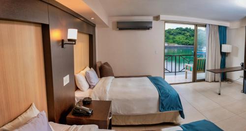 巴拿马城海滩屋酒店的酒店客房设有一张床和一个阳台。