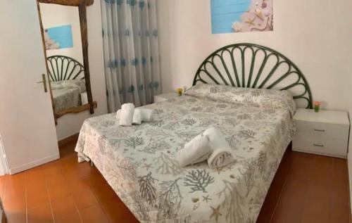 帕劳Le Gemme di Mirto的一间卧室配有带毛巾的床