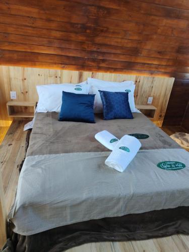 坎巴拉CABANAS CHEIRO DE MATO的一张带蓝色和白色枕头的床