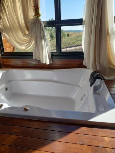 坎巴拉CABANAS CHEIRO DE MATO的窗户客房内的白色浴缸