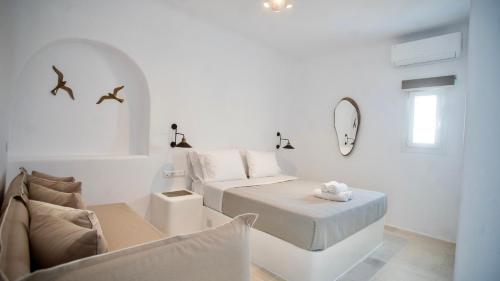 TagouGaia Mykonos Villas & Suites的白色的客房配有床和沙发