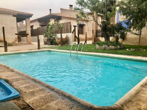 奥萨德蒙铁尔Casas rurales lagunas de Ruidera II的房屋前的游泳池