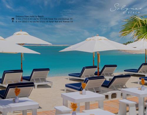 麦纳麦巴林格罗夫酒店及会议中心的海滩上设有椅子和遮阳伞,还有大海