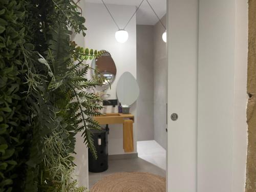 维克Luxury Apartment Stancesvic LOFT (New)的一间拥有白色墙壁和大型绿色植物的浴室