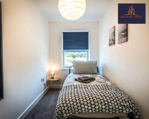 利物浦Swan House Apartment 7 - 2 Bed Apartment - Sleeps 5 - Free Parking - Liverpool - close to city centre - By ALL ELITE STAYS的一间小卧室,配有床和窗户