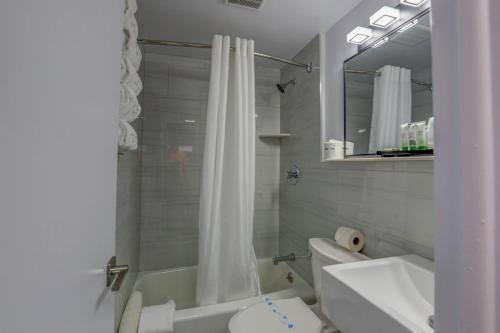 怀尔德伍德Le Voyageur - a Red Collection Hotel的浴室配有白色的浴帘和卫生间