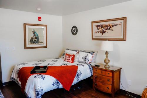 克里斯特尔里弗Beautiful Beginnings at Bayside的一间卧室配有一张床和一个带灯的梳妆台