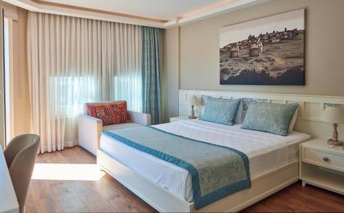 格克切达镇Meydani Butik Hotel的酒店客房设有床和窗户。