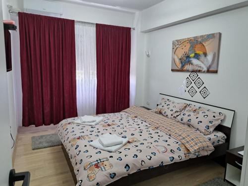 斯科普里Apartment Moki的一间小卧室,配有床和红色窗帘