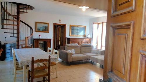 诺切劳恩布拉I Tre Lecci的客厅配有沙发和桌子