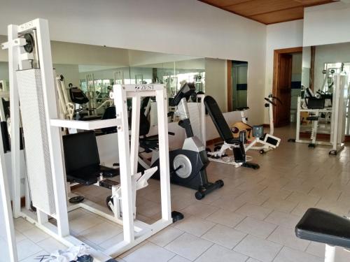 马哈赞加SUNNY HOTEL MAHAJANGA的一间健身房,里面配有几台跑步机