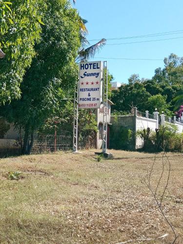 马哈赞加SUNNY HOTEL MAHAJANGA的田野上旅馆标志的标志