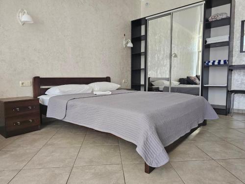 扎托卡GRAND Hotel的一间卧室配有一张大床和镜子