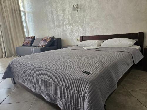 扎托卡GRAND Hotel的一间卧室配有一张大床和一张沙发