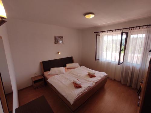 坎普尔Apartment Stanka-Rab的一间卧室配有一张带两个枕头的床