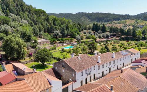 Quinta do Calvário的享有村庄的空中景致,设有度假村