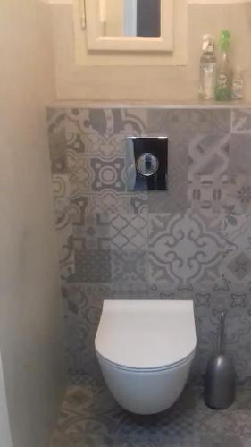 布拉格Bright & Cosy Room with Own Shower and Kitchenette的一间位于客房内的白色卫生间的浴室