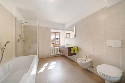 拉塞斯Appartement Wielander A Ost的带浴缸、卫生间和盥洗盆的浴室