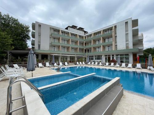 希典恩伊斯酒店的酒店游泳池设有椅子,酒店