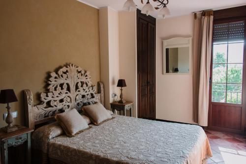 Hontoria del PinarEntrada Río Lobos的一间卧室设有一张床和一个大窗户