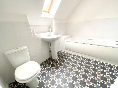 WhitehouseLochindaal - Beautiful, Spacious 4 Bedroom House in Kintyre的浴室配有卫生间、盥洗盆和浴缸。