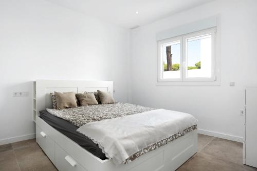 奇克拉纳－德拉弗龙特拉Villa Santa Clara 21a的白色的卧室设有白色的床和窗户。