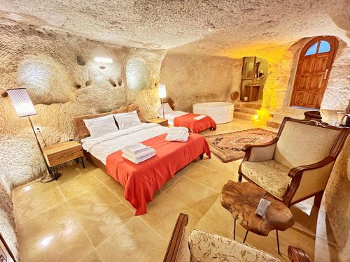 NarAsma Altı Cave Suit's的石头间内一间卧室,配有一张床