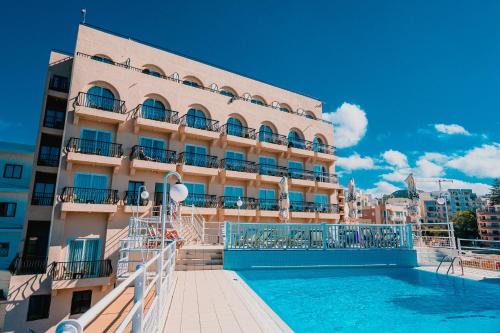 圣保罗湾城吉利耶海港酒店的大楼前设有游泳池的酒店