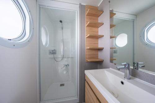 卢森堡hu Birkelt Village的带淋浴和盥洗盆的浴室