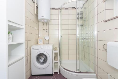 斯克拉丁House for rent Serenity的一间带洗衣机和淋浴的浴室