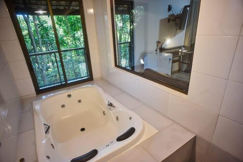 卡萨布兰卡Pousada Verde Folhas的带浴缸和镜子的浴室
