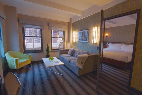 纽约爱迪生时代广场酒店的酒店客房设有一张沙发和一张床
